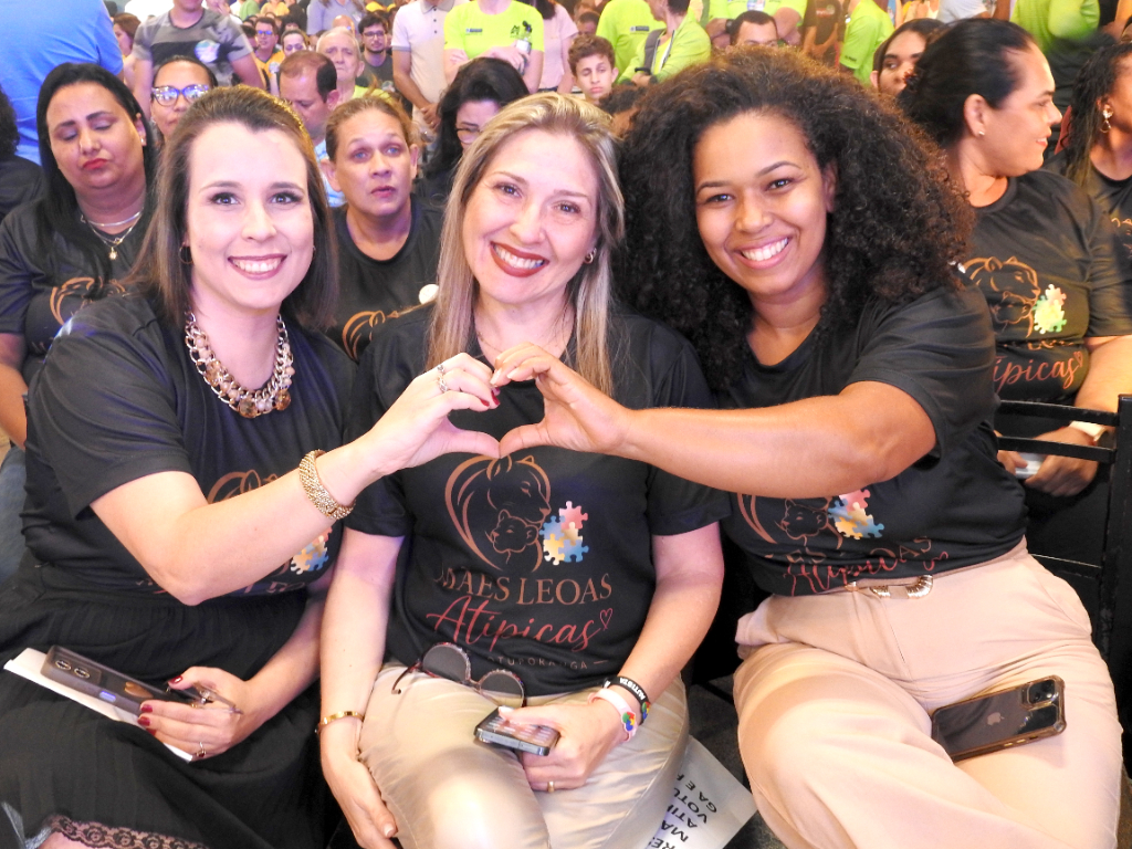 Mariane Sanches, Thaís Monteiro e Nayara Roncolato, integrantes do grupo Mães Leoas Atípicas de Votuporanga, marcaram presença no lançamento da campanha do candidato a deputado estadual Danilo Campetti, realizado na noite da última sexta-feira (21), no Assary Clube de Campo. Unidas pelo amor, pela força e por uma causa tão especial, elas representam a dedicação e a coragem de mães que lutam diariamente pela inclusão, pelo respeito e por um futuro com mais oportunidades para todos. Um registro repleto de carinho, união e esperança!