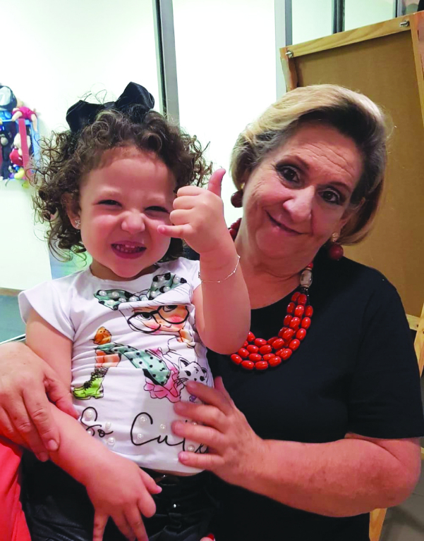 Regina Helena A. Violi Miotto comemorou mais um ano bem vivido ontem. Ela recebeu o carinho especial dos amigos, familiares e em especial da netinha Isabela (foto)