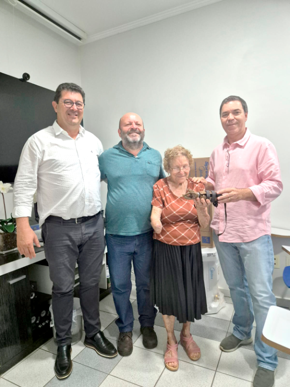 Ontem (22), foi dia de celebrar mais um ano de vida do bancário aposentado Kazuo Nosse, que comemorou seu aniversário em clima de alegria e amor, ao lado da esposa Shirley Nosse, de quem recebeu um carinho todo especial. Parabéns, Kazuo! Que a vida siga sendo generosa com você, repleta de saúde, paz e muitos momentos felizes ao lado de quem ama. Na foto, um registro especial do casal curtindo as paradisíacas praias de Punta Cana, no inesquecível cenário do mar caribenho. 