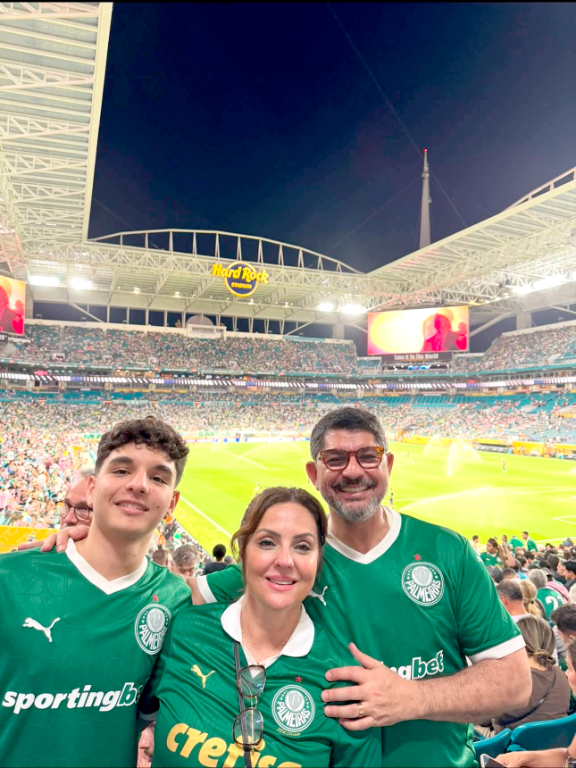 Parabéns, João Lamon! Hoje celebramos o seu aniversário, mais um ciclo de uma caminhada de um empresário inspirador, determinado e de coração generoso. Neste dia especial, você está cercado por aquilo que realmente importa: o amor da sua família e o carinho verdadeiro dos amigos que acompanham sua jornada de vida. Parabéns João , que não faltem motivos para sorrir e que a sua trajetória continue sendo exemplo de dedicação e sucesso. Feliz aniversário! 