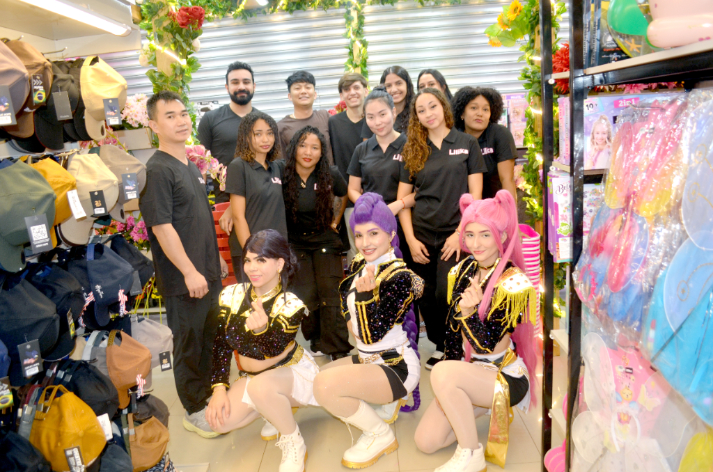 A equipe da Rádio Cidade 94,7 FM levou sua animação à inauguração da Lilika Presentes, em Votuporanga, na manhã do último dia 9! Com mais um pedágio, a rádio marcou presença e ajudou a divulgar a chegada da loja, que reúne utilidades para o lar, presentes, brinquedos, artigos de decoração e muitas outras opções. Passe na Lilika Presentes, na Rua Amazonas, 3476, no Centro, e confira as novidades para sua casa e para presentear! Quer essa animação também na sua loja? Contrate a equipe da Rádio Cidade para seu evento e conte com a força da nossa comunicação para atrair clientes, divulgar sua marca e impulsionar suas vendas! Rádio Cidade 94,7 FM, aqui você vende mais!