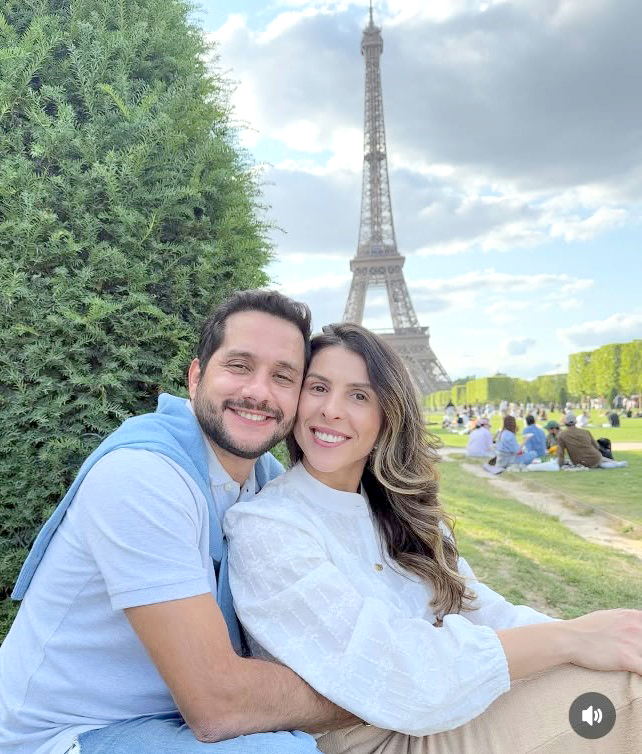Aline Mendonça Amêndola Scamatti começou a semana cercada de amor e carinho ao celebrar mais um ano de vida ontem, 19 de outubro. A aniversariante vive a doce espera pelo presente que tornará este novo ciclo inesquecível: a chegada de sua primogênita, Maria Tereza. A princesinha já ocupa um lugar imenso no coração da mamãe Aline e do papai Luiz Eduardo e, em breve, estará nos braços dos dois, trazendo novos sorrisos, descobertas e um amor que cresce antes mesmo do primeiro encontro. Parabéns, Aline! Que Deus abençoe sua vida e sua família e que este novo ano venha acompanhado de saúde, boas surpresas e toda a ternura dessa espera. 