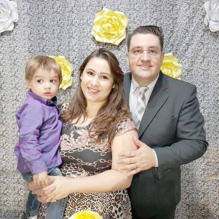 Hoje é dia de gratidão a DEUS para o pastor Paulo Henrique Guerra do Amaral, que comemora a chegada de um novo ciclo de vida e desfruta desta bênção ao lado de sua esposa Viviane e de seu filhinho Pedro Henrique. Paulo Henrique também recebe os parabéns dos membros da igreja Evangélica Assembléia de Deus do Jardim Planalto, onde atua como pastor. Parabéns ao feliz aniversariante e que bênçãos infinitas cheguem até você no seu dia especial.