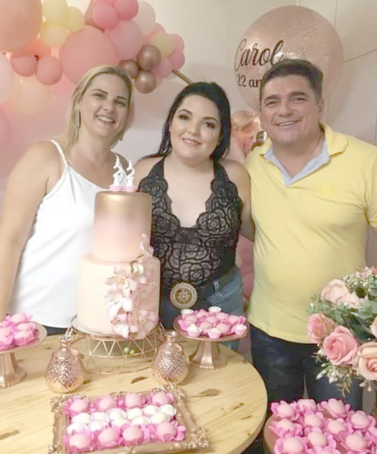 Ontem o dia foi de festa para a jovem Carolina Costa, que completou seus 23 anos e comemorou a dádiva da vida ao lado de seus pais, Wladimirde Medeiros Costa e Kelley Cristina Victorino Costa e demais familiares e amigos. Parabéns Carol, feliz idade nova e feliz vida!!! 