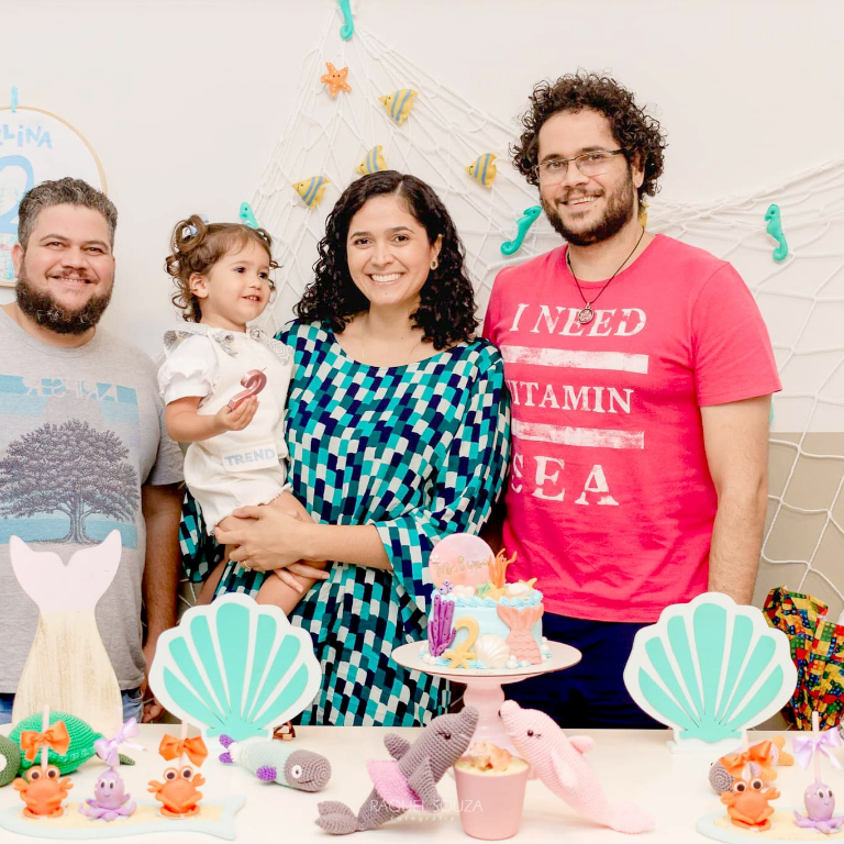 Sexxxtouuuuu e sextou com festa para a família do advogado Dr. Douglas Gianoti e sua esposa Márcia Gianoti, que comemoram hoje o aniversário de Douglas José Gianoti Júnior e também da linda netinha Melina, que celebrou mais um aninho de vida no último dia 15. A família se uniu em coro para cantar os “parabéns a você” e festejar a vida dos dois integrantes da família. Parabéns aos aniversariantes e que o novo ciclo de vida seja feliz e abençoado