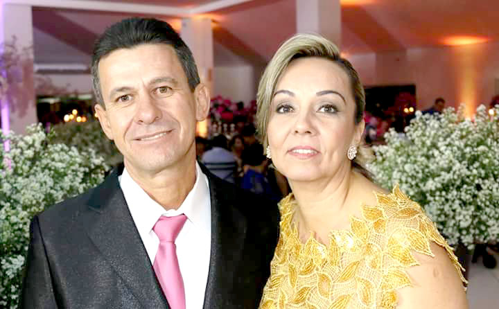 Silvana Cristina da Silva Santos está virando mais uma página na sua vida amanhã, 18 de dezembro e celebra a alegria desta data festiva juntinho de seu marido Alcides Santos, com ela na foto. Os amigos e familiares reservam o dia para felicitar a feliz aniversariante. Parabéns Silvana, que este aniversário seja especial e dê início a um ano de vida maravilhoso. Feliz aniversário!!!