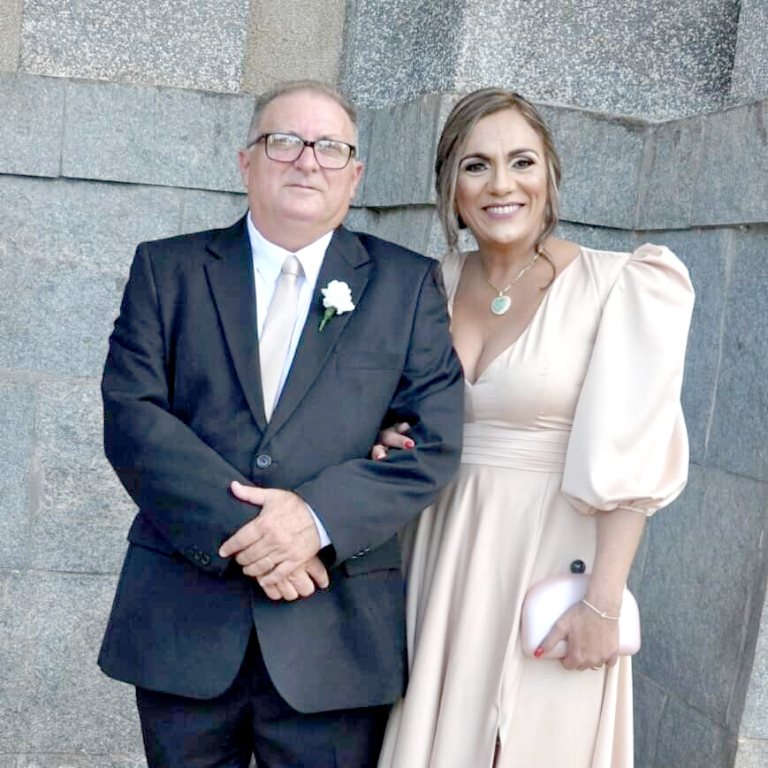 Dia de celebrar o dom da vida e as alegrias que ela nos dá para Ariadne Palhares, que contempla idade nova. Ela recebe os parabéns de toda a equipe de colaboradores da CONVERD, dos demais amigos e familiares. Na foto, ela com seu esposo Luis Claudio Palhares Costa,que puxa a fila dos cumprimentos. Felicitações pela data e que os próximos 365 dias de sua vida sejam repletos de muita saúde, alegrias e sucesso.