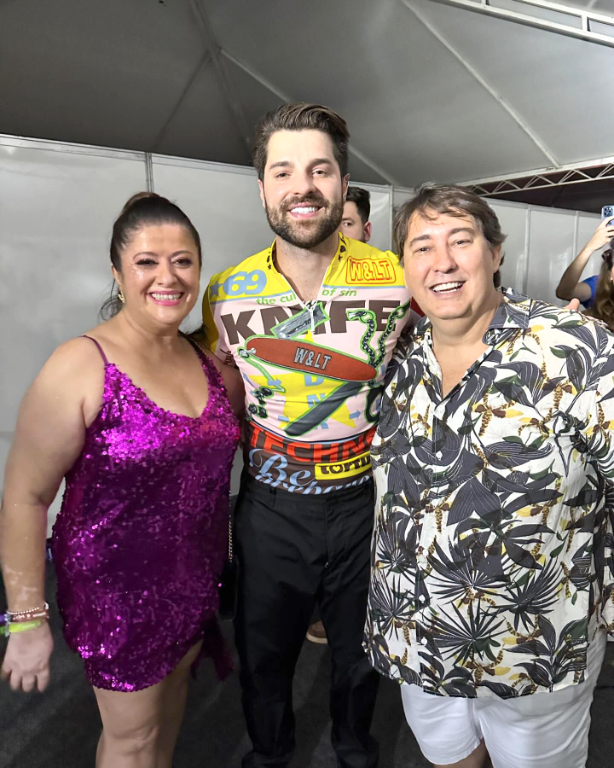 Fernando Arenas Jabur, será lembrado hoje por seus amigos e familiares que lhe enviam várias mensagens de amor e carinho para cumprimentar o aniversariante do dia. Ele  comemora seu aniversário e recebe seu novo ano de vida com o coração repleto de amor e vibrações positivas, que ele ganha de sua amada mulher, seus filhos e sua família. Feliz aniversário Fernando! Muitas bênçãos para você neste novo ciclo.