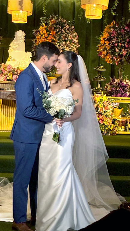 O casamento de Amanda Dornelas e Breno Oliveira, realizado no último dia 12 de setembro, no CVG Ilha do Pescador, foi marcado por encanto, elegância e emoção. Ao lado dos pais da noiva, Valmir e Kátia Dornelas, familiares e amigos acompanharam a cerimônia conduzida pelo líder espírita Divaldinho de Matos. Suas palavras sobre o amor que une Amanda e Breno emocionaram os presentes, registrando e reafirmando a aliança de amor e vida celebrada pelos noivos naquele momento tão especial. A comemoração seguiu noite adentro em uma festa cuidadosamente preparada, com pratos saborosos, doces irresistíveis e música animada. Entre abraços, sorrisos e brindes, os convidados festejaram com os noivos o início dessa nova etapa. Uma noite de beleza e alegria, eternizada em cada registro.