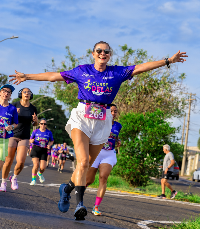 Hoje, a linha de chegada é só o começo de um novo ciclo para Marisete Fátima Rodrigues Matavelli! Apaixonada por corridas e por uma vida em movimento, ela tem um jeito especial de tornar o caminho mais bonito: espalhando alegria e abrindo aquele belo sorriso por onde passa. No aniversário, recebe o carinho especial do marido Ivo Matavelli e os abraços de familiares e amigos que torcem por sua felicidade em cada etapa da vida. Parabéns, Marisete! Que não faltem saúde para seguir seus passos, novos motivos para sorrir e muito amor para acompanhar você em cada conquista! 
