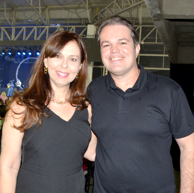 O jornalista Bruno Camargo e sua esposa, Simone, curtindo os embalos de uma noite animada, repleta de boa música e ótimas companhias, durante um recente evento social na cidade.