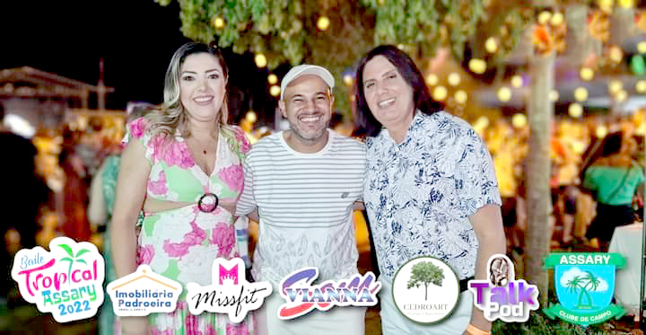 O diretor Social do Assary Baianinho com sua esposa Fran e Álvaro Tavares, o responsável pela belíssima decoração espalhada pelo clube para receber os associados para a grande noite do Baile Tropical 