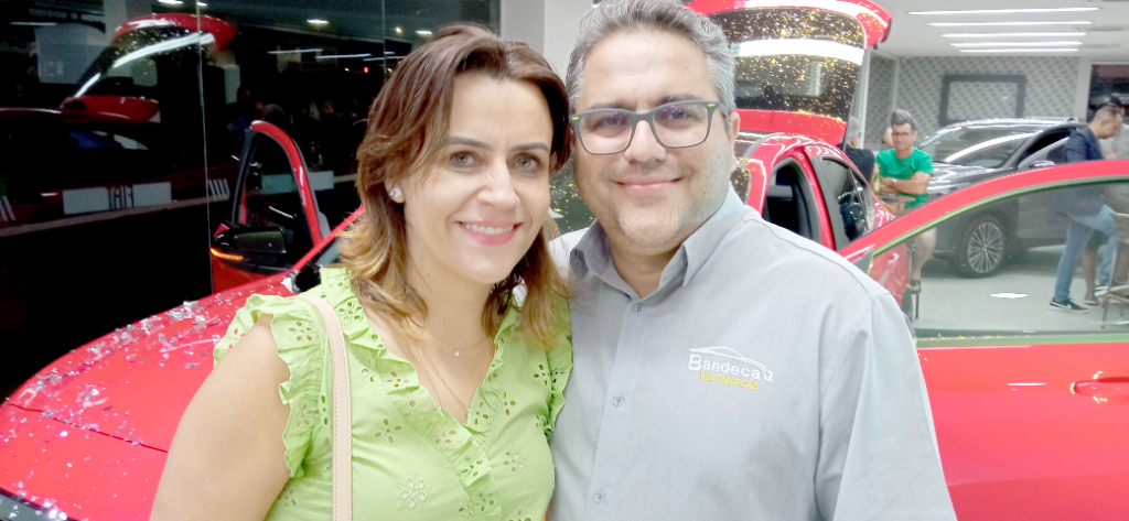 O proprietário da loja Bandeca Multimarcas, Willian Bandeca, e sua mulher Patrícia presentes em coquetel na FIAT CAMINHO prestigiando o lançamento do novo SUV da FIAT Coupé FastBack 