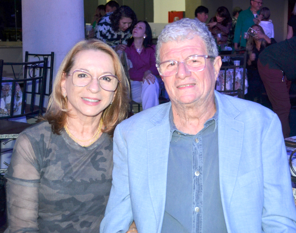 Neste domingo, o dia amanhece feliz para Mirtes Pignatari Miceli, que celebra a vida rodeada de afeto e boas energias. Ao lado do esposo, Otávio Miceli, ela desfruta de um momento de amor, conexão e gratidão. Familiares e amigos se unem em uma só vibração: desejar que esse novo ciclo traga ainda mais serenidade, saúde e alegrias para sua caminhada. Que seja um dia com um brilho especial, como você merece, Mirtes! Feliz idade nova.