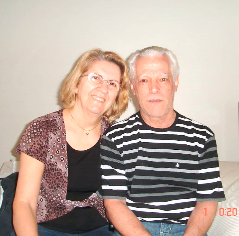 Hoje, dia 27 de setembro, é o aniversário de nosso colaborador, professor mestre Manuel Ruiz Filho, que na foto aparece com sua esposa, a professora Laurinda Criado Ruiz. Neste dia tão festivo ele está em Santo André numa homenagem de seus amados filhos Douglas e Waster, juntamente com suas noras Alessandra Laraya e Alessandra Troleis Cunha e ao lado de suas queridas netas Isabela e Laura. Ele agradece a todos os seus parentes, amigos e amigas, que Deus, na Sua infinita bondade, lhe presenteou na trajetória de sua vida.