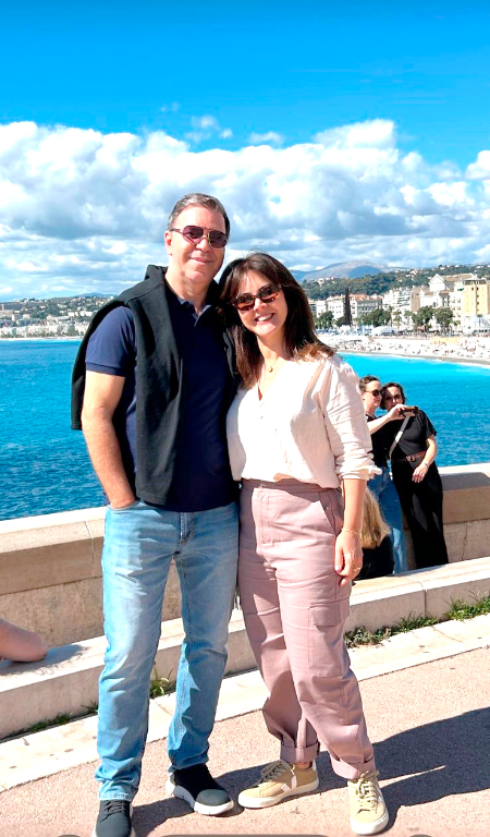 O empresário Valmir Dornelas, dotado de uma alma empreendedora inquestionável, celebra mais um ano de vida neste domingo, 28 de setembro. Envolto ao charme e à elegância da deslumbrante cidade de Nice, na Riviera Francesa e ao lado de sua amada esposa, Kátia Dornelas, ele brinda a nova idade em um cenário que mais parece ter saído de um filme, com o azul do Mediterrâneo como pano de fundo e o romantismo europeu no ar. Parabéns Valmir! Que esta nova fase venha iluminada por saúde, prosperidade e experiências única, e tudo isso claro, acompanhado com as bençãos de DEUS