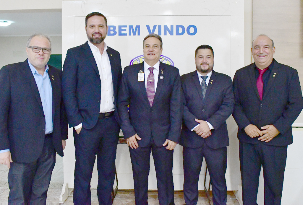 Carlos Eduardo Ramalho Matta, Elias Mota, Luiz Antonio Chiqueto, Fábio Okamoto e Élcio Vicentini, todos devidamente trajados e elegantes prestigiando a festiva do Lions Clube Brisas Suaves ocorrida no último dia 05