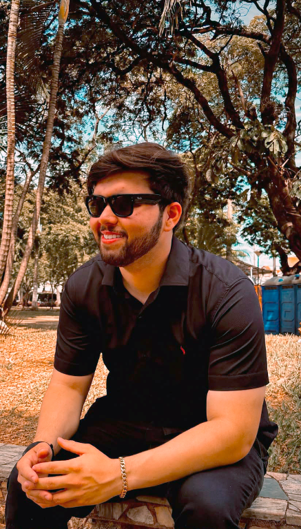 Marcelo Villa de Oliveira, proprietário da Ótica Jair Joias e Relógios, está concluindo nesta semana seu curso técnico em Ótica, realizado em Ribeirão Preto, na Faculdade Philadelphia. A nova formação chega para somar ainda mais conhecimento à sua trajetória e, em breve, trazer muitas novidades para a Ótica, onde trabalha ao lado dos pais, Jair e Carmem. Uma conquista que merece ser celebrada e que promete render muitas novidades para os clientes!
