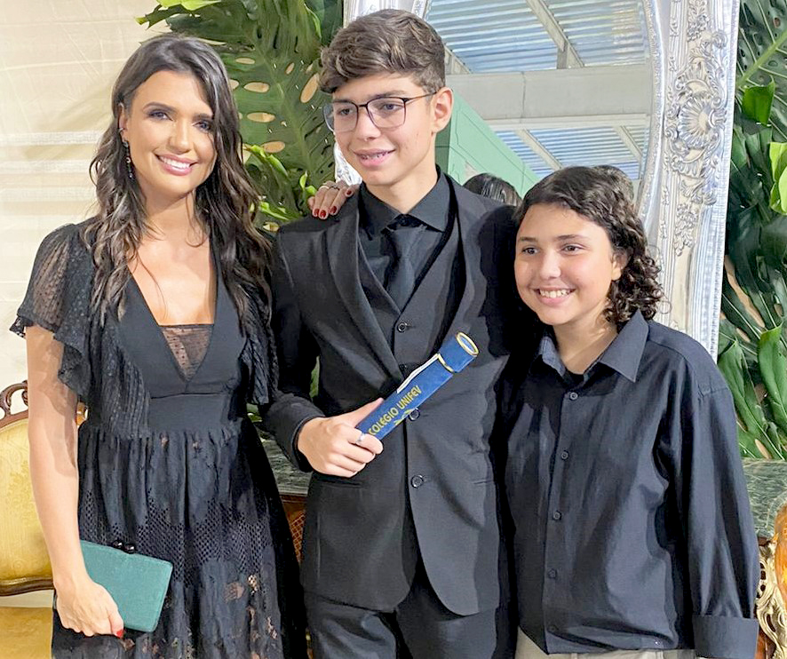 Paula Munhoz, junto de seu filho Fabiano Augusto Miotto em dia de conclusão do 9º ano da turma do Colégio Unifev e do caçulinha Miguel Miotto Munhoz 