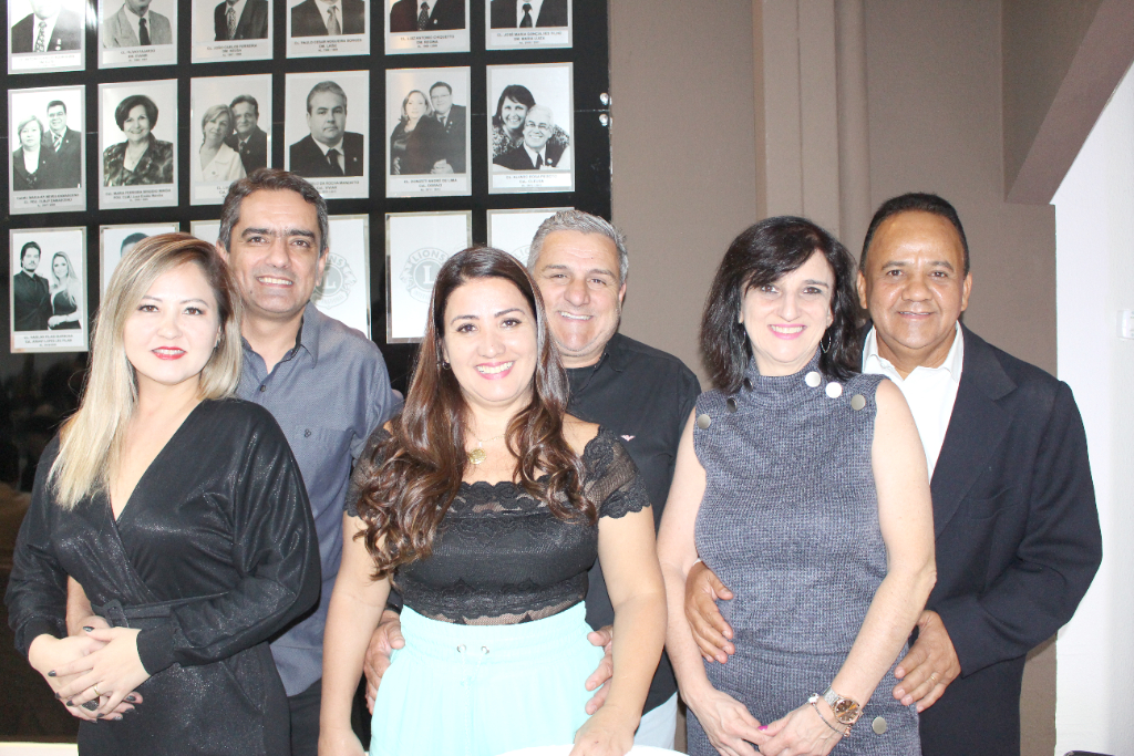 Os casais de amigos; Rodrigo Mota e Andréia, Rose e Pedrinho, Mara e Didi, participando e prestigiando a noite festiva do Lions, que deu posse ao casal presidente Sirlei e Jesimar Zanelato. Aliás essa mesa estava animadíssima com a volta de noites assim,  que nos proporcionam encontros agradáveis com os amigos, embalados em uma boa  música  e acompanhados de um delicioso jantar.