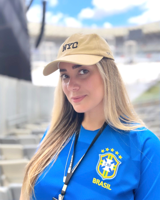 Aline Santana, toda trabalhada nas cores do nosso time brasileiro, que sofreu e torceu muito para que a equipe do Brasil trouxesse o hexa para casa, mas infelizmente não deu. Mas a nossa torcida fez bonito e Aline se vestiu a caráter para assistir cada jogo de nossa seleção. Valeu a torcida pessoal, mas quem está vibrando até hoje com a conquista do Título de campeão do mundo são nossos queridos irmãos argentinos