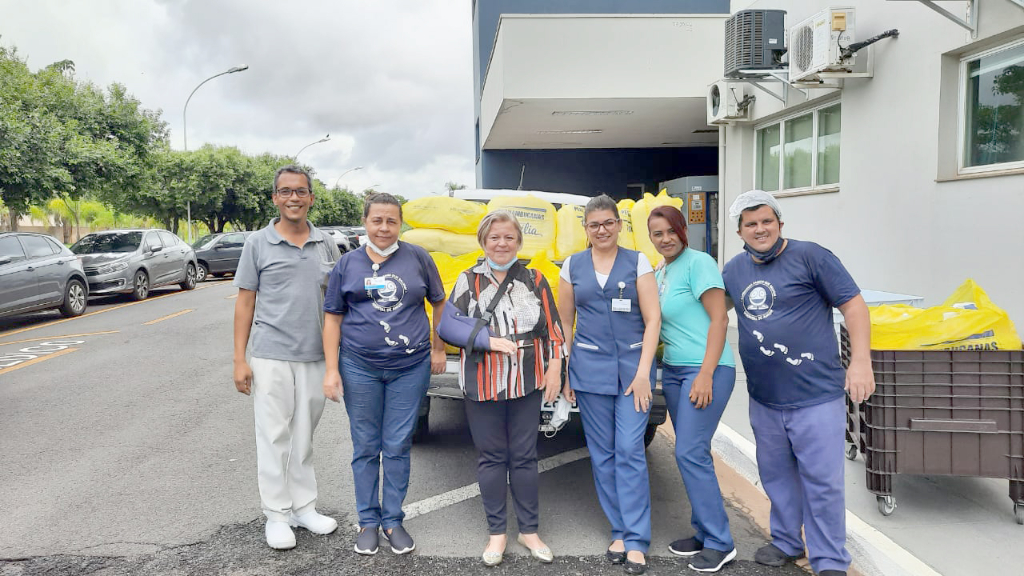 Izabel Leite realiza tradicionalmente todo final de ano a campanha em que arrecada toalhas de banho brancas para serem doadas ao Hospital do Amor de Jales. Esse ano, a campanha foi um sucesso e Izabel agradece de coração a todas as amigas, familiares queridos e voluntários que colaboraram com muito carinho ajudando com as doações das toalhas brancas. Izabel é pura emoção ao falar da campanha, pois conseguiu atingir o objetivo e entregar 483 toalhas de banho e seis de rosto. Izabel relata emocionada as seguintes palavras: “Fica aqui minha gratidão, sem vocês eu não conseguiria realizar mais uma campanha, que Deus lhes recompense por terem ajudado a abastecer o hospital que tanto necessita de ajuda e apoio. É emocionante ver a alegria das meninas da rouparia ao receber as toalhas. Juntos somos fortes. Obrigada e um feliz Natal e próspero Ano Novo a todos” 