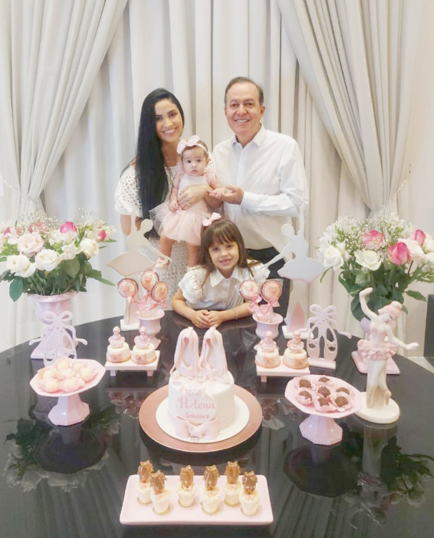 E os parabéns de hoje vão para a família Beleza, que comemorou o 5º “mesversário” da pequena Helena. O papai Roberto Beleza e Daiany Beleza, mais a irmãzinha Luisa cantaram os tradicionais “parabéns a você” e encheram de carinhos e beijinhos a caçulinha da família