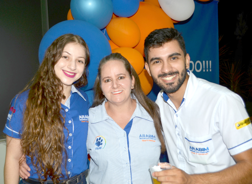 Lara, Fernanda e Alan, parte da dedicada equipe do Arabim Materiais para Construção, presentes no jantar em homenagem ao Dia do Pintor, realizado na última sexta-feira (18), em parceria com a Eucatex.