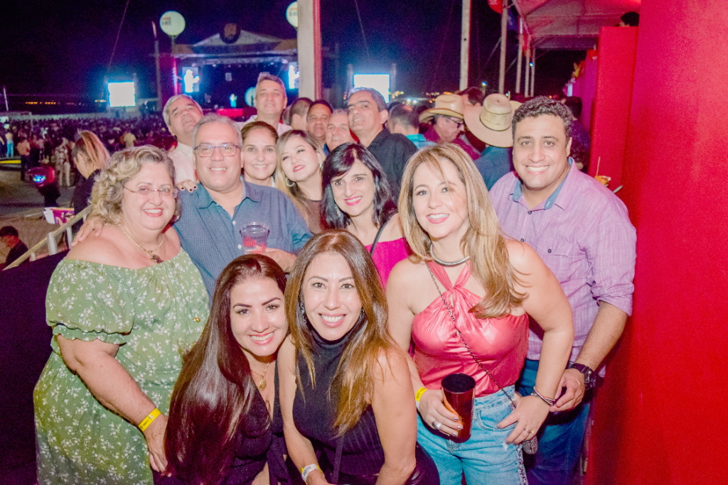 Galera reunida e animada curtindo as quatro noites de shows da EXPO SHOW 2022, evento que agitou a cidade no início do mês de agosto e nos presenteou com cantores renomados e queridos por Votuporanga e região