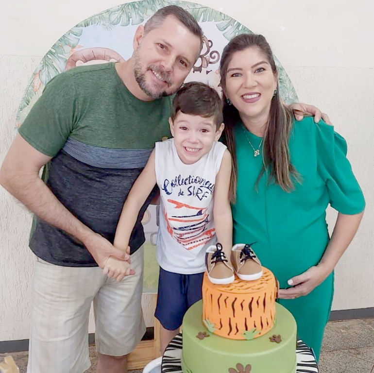 Hoje a quarta-feira é mais que especial para a aniversariante Aline Belmont, que está explodindo de felicidade. É que hoje ela comemora mais um ano de vida e ontem a mamãe Aline foi agraciada com uma das maiores bênçãos na vida de uma mulher, ela deu à luz ao pequeno Matheus, que chegou com muita saúde, pesando 3.720kg e veio para transbordar de amor o coração do papai Clayton, da mamãe Aline e do irmãozinho Murillo. Parabéns Aline, por este dia tão especial, desejamos muitos anos de vida, abençoados e felizes junto à sua família 