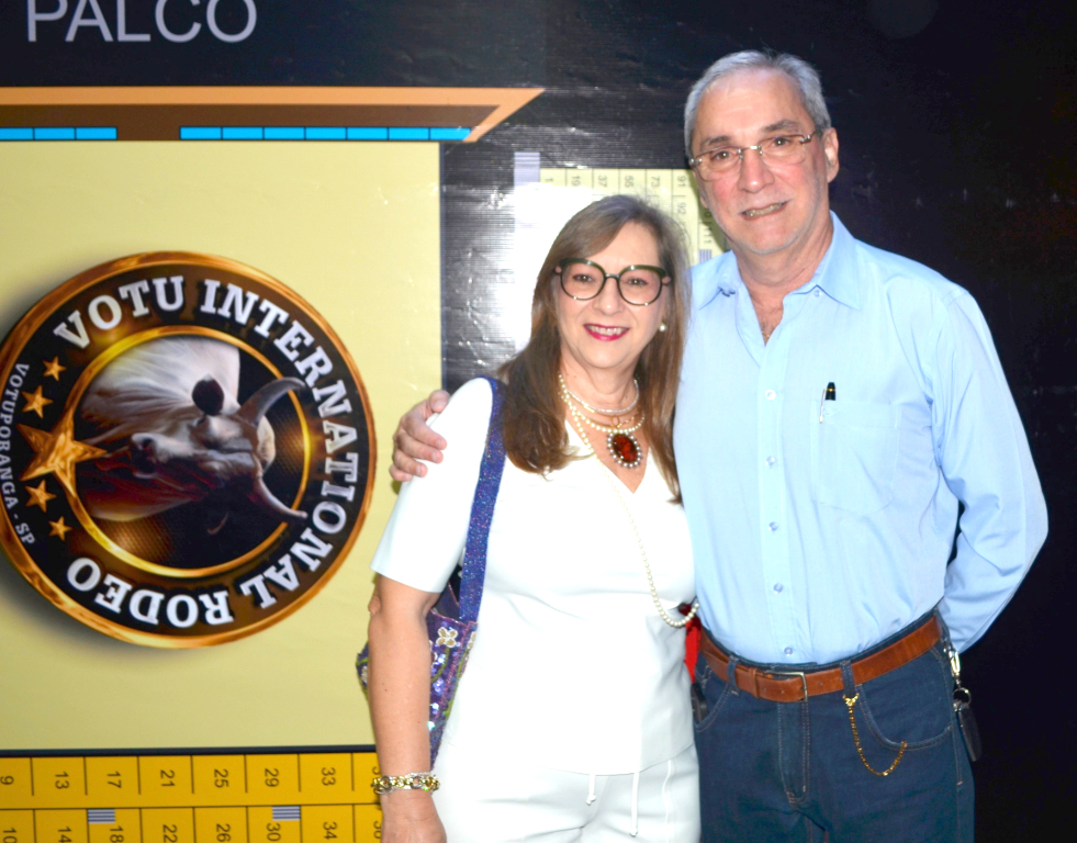 Os parabéns deste sábado (22) vão para o Cirurgião-Dentista Dr. Edson Pinzan, que celebra mais um ano de vida ao lado de sua esposa, Elza Mara Pignatari Pinzan, que carinhosamente lidera a fila dos cumprimentos. Parabéns, Dr. Edson! Que este novo ciclo seja iluminado, repleto de bênçãos, saúde, alegrias e muitos motivos para seguir espalhando sorrisos.