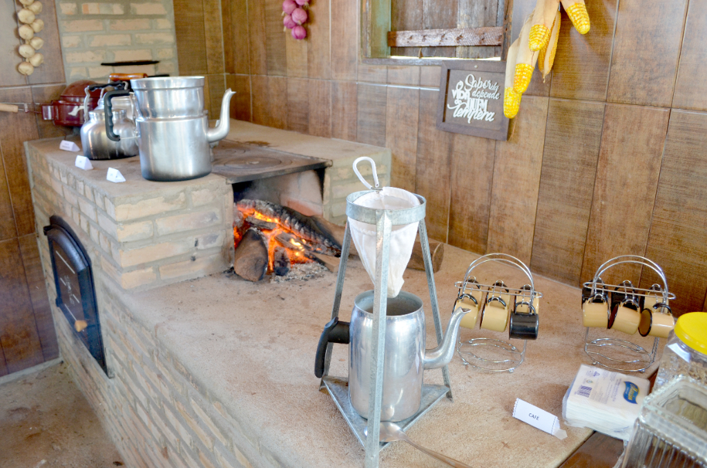 O autêntico café raiz, feito no fogão a lenha, saído do bule direto para a xícara