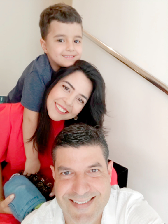 O médico geriatra dr. Luciano de Oliveira Melo comemora mais um ano de vida no dia de hoje e curte seu dia especial ao lado de sua esposa Geminiana e do filho Matheus, que aliás é sua fotocópia. Parabéns dr. Luciano, que esse dia iluminado seja apenas o começo de um novo ciclo de muita paz na sua vida e que você continue trilhando os caminhos da vida com esse coração amoroso que tem, pois, sua generosidade contagia a todos. Feliz vida!!!