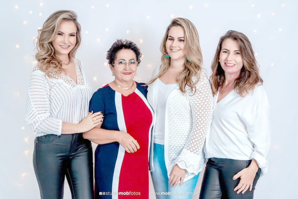 Marlene Fiorentino é a feliz aniversariante desta terça-feira (25) e celebra a alegria desta data ao lado de suas filhas Fabíola, Marluce e Suzane, com ela na foto. Ela também recebe os parabéns de seus genros, da netinha Lóren e em especial do marido Ademir Fiorentino. Felicidades, que esse dia iluminado seja apenas o começo de um novo ciclo de muita paz e realizações. Feliz dia e feliz idade nova!