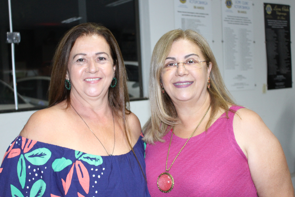 Alda Ferraz com suas amigas Luceli Megiani e Orides Fiori colocando os assuntos em dia, na noite do último sábado (28), no salão social do Lions Clube Votuporanga. 