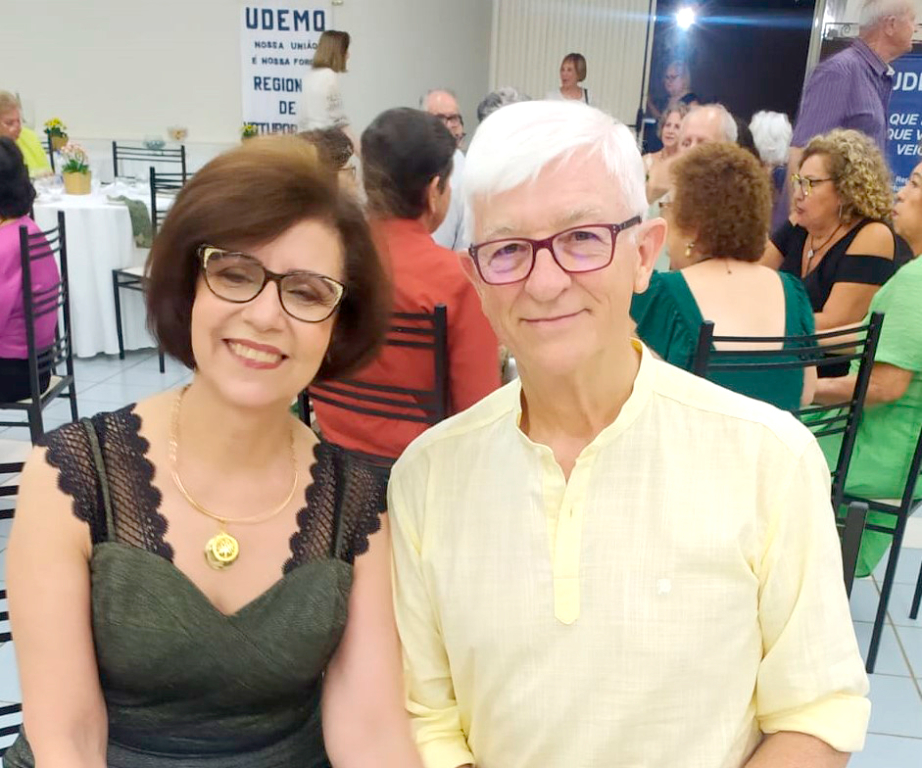 Lélia Lisboa e seu esposo Luis Celso curtindo uma noite agradável e saborosa oferecida gentilmente pela UDEMO, onde reuniu grande parte dos diretores aposentados de Votuporanga e familiares