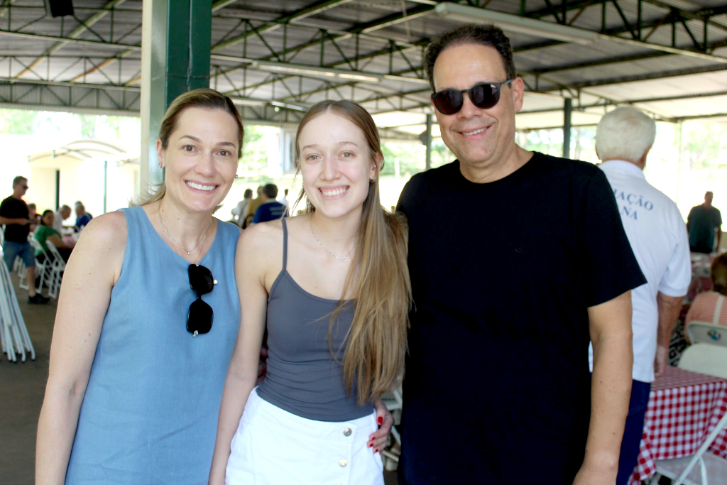 O empresário Marcelo Madrid, sua esposa, Maria Carolina, e a filha, Ana Clara, prestigiaram o almoço em homenagem a San Gennaro, celebrado pela colônia italiana de Votuporanga. Entre delícias da culinária italiana, boas conversas e muitos sorrisos, a família aproveitou um encontro alegre e acolhedor, com mesa farta e o prazer de estar junto, como manda a tradição!