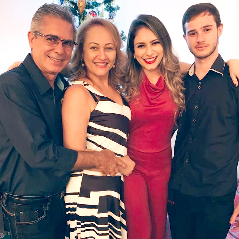 O sábado, hoje, será de gratidão para o comerciante Rogério Tavares, que comemora seu aniversário cercado pelo carinho de sua família e amigos. Os cumprimentos especiais ele recebe de sua amada esposa Vanessa Roma Tavares e seus filhos Isabella e Gabriel, com ele na foto.   Parabéns ao feliz aniversariante e que a alegria desta data querida lhe proporcione muitas surpresas agradáveis e que a felicidade, a saúde, a paz e o sucesso façam sempre parte dos seus dias. Feliz aniversário!!!