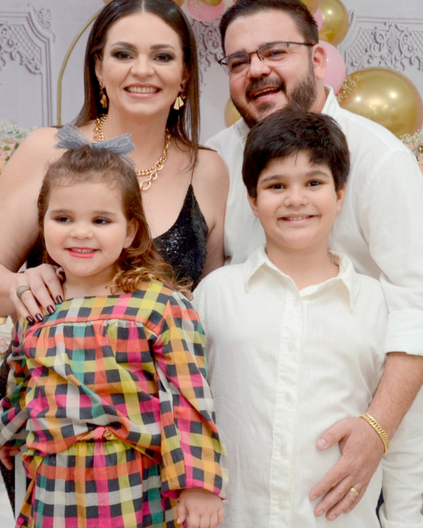 Dia de cantar “parabéns a você” hoje para Valdinéia Bernardino, que celebra o dom da vida e compartilha esta alegria ao lado de seu filho Pedro e sua filha Elis, e também de seu esposo Douglas Fernando Bernardino, de quem ganha todo o amor e carinho pela data. Ela também recebe os cumprimentos da equipe de colaboradores da DJ PEÇAS- Máquinas Pesadas, na qual é sócia-proprietária. Felicidades a aniversariante. Desejamos saúde, paz, sucesso e um novo ano de vida abençoado por DEUS