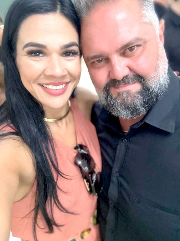 Fernando Castrequini e Vânia, de rostinho colado, irradiando sintonia e celebrando um daqueles momentos especiais que a vida faz questão de eternizar. 