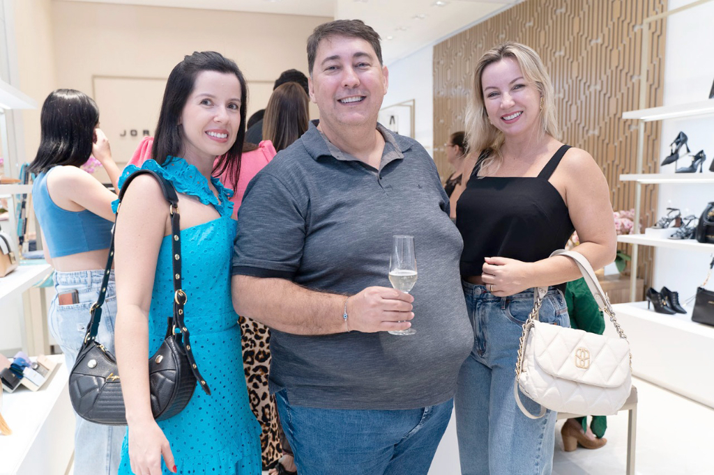 O influencer digital Juliano Bombom com as amigas Jaqueline Cunha e Regiane Gregório presentes no coquetel de inauguração da loja Jorge Bischoff 