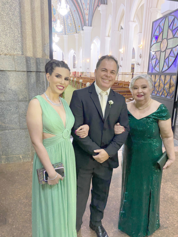 Paula Roberta Damasceno, Douglas Vinícius Ferraz e Cidinha Dasmasceno em dia chique e elegante para casar Carla Renata Damasceno e Luciano Nogueira