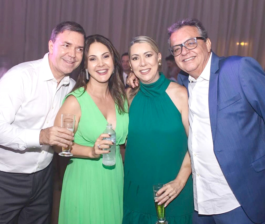 Valmir Dornelas, e sua mulher Kátia, brindando o casamento de sua filha, Dra. Bruna Dornelas e Arthur Anzai, com o casal de amigos Ana Angélica Torres Megiani e seu marido Dr. Ricardo Santos. O casamento foi digno de conto de fadas onde o amor e a felicidade dominaram o cenário, criando lembranças inesquecíveis para toda a família.