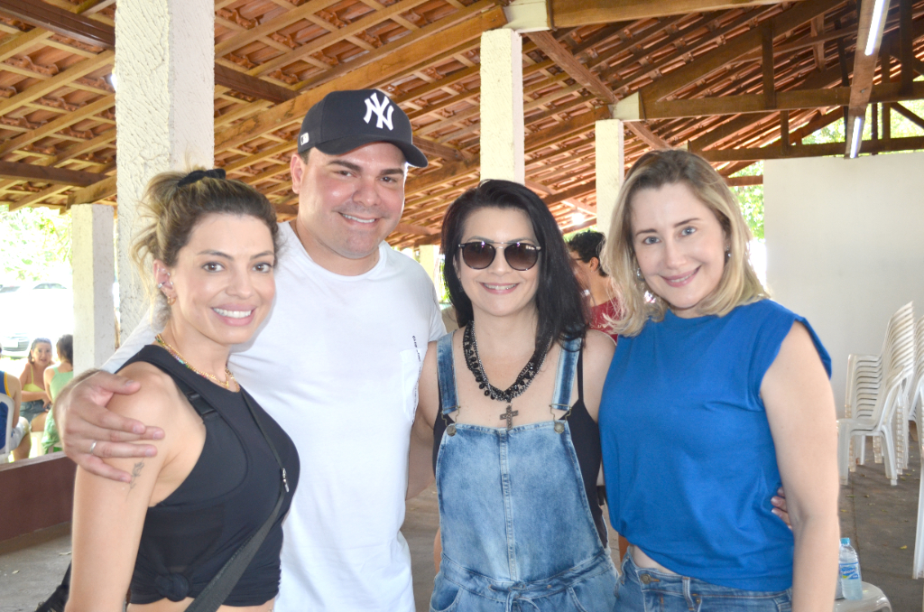 Érika Loge, Matheus Rodero, Neia Silva e Elen Bucalon curtindo a manhã do último sábado lá pelos lados do Clube dos 40 em ocasião da inauguração da Arena Beach Tennis 