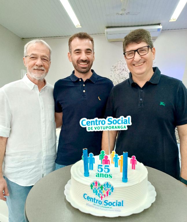 Euclides Facchini Filho, Estéfano Fachini e Juninho Marão, unidos no Café com Empresários, celebrado os 55 anos do Centro Social de Votuporanga, na manhã de ontem (28). Três grandes nomes do setor empresarial de Votuporanga e região, marcando presença em um evento de destaque. A ocasião foi uma excelente oportunidade para exaltar o trabalho social da entidade e trocar experiências sobre o futuro do empreendedorismo local. O encontro contou com a presença de diversas lideranças e empresários que, juntos, contribuem para o crescimento e desenvolvimento da nossa região.