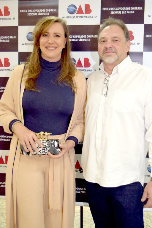 A Advogada Ana Paula Stefanéli e seu marido Sandro Rajuna comemorando o dia da Advocacia com jantar festivo na sede social do Sindicato Rural