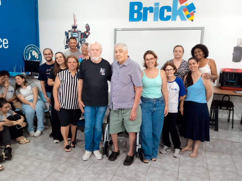 No dia 19 de novembro a Escola Anglo de Votuporanga juntamente com os alunos do Ensino Médio organizaram uma homenagem ao professor José Luiz Giaqueto, que após 33 anos de trabalho conosco resolveu descansar. Foi um misto de gratidão e tristeza. 
Nós da família Anglo só temos a agradecer pela dedicação, entusiasmo e a verdade que o "jovem" Giaqueto depositou em seus alunos. As lições deixadas aqui nesses 33 anos estarão para sempre conosco. Obrigado jovem!
