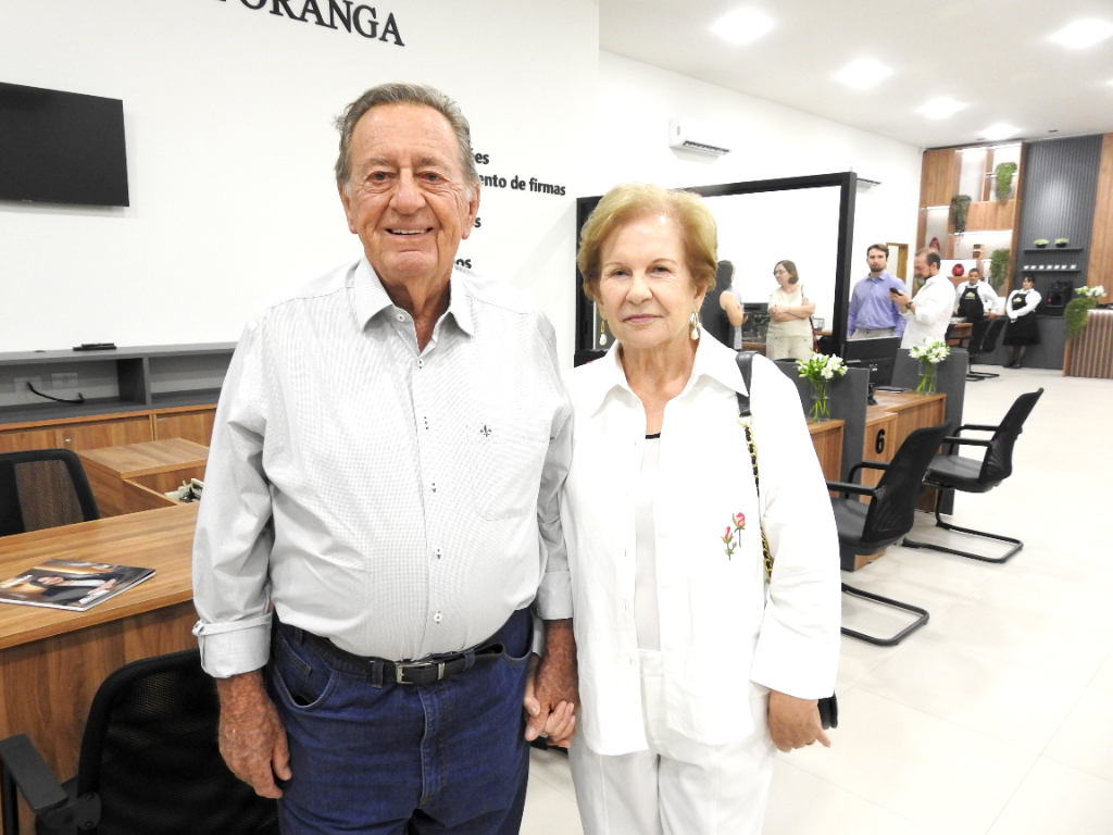 O empreendedor Beto Morini e sua esposa, Dora Morini, prestigiaram a inauguração das novas instalações do 1º Tabelionato de Notas de Votuporanga, à frente do qual está a tabeliã Alyne Yumi. Realizada recentemente, a celebração marcou a apresentação do belo espaço, localizado na Rua das Américas, próximo à Galeria de Compras Morini. Uma ocasião especial, prestigiada pelo casal, para celebrar essa nova etapa do cartório.