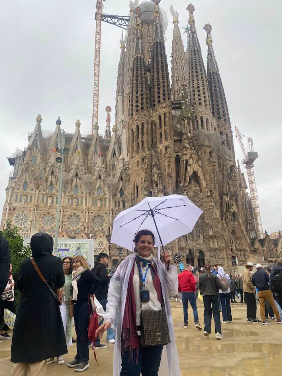 Desfrutando momentos inesquecíveis na Itália, a presidente da Sociedade Italiana de Votuporanga, Bernadete Bernadelli, visitou a icônica Catedral de Milão (Duomo di Milano). Um verdadeiro sonho realizado ao explorar essa magnífica catedral católica romana, localizada na praça central da vibrante Milão, na Lombardia.