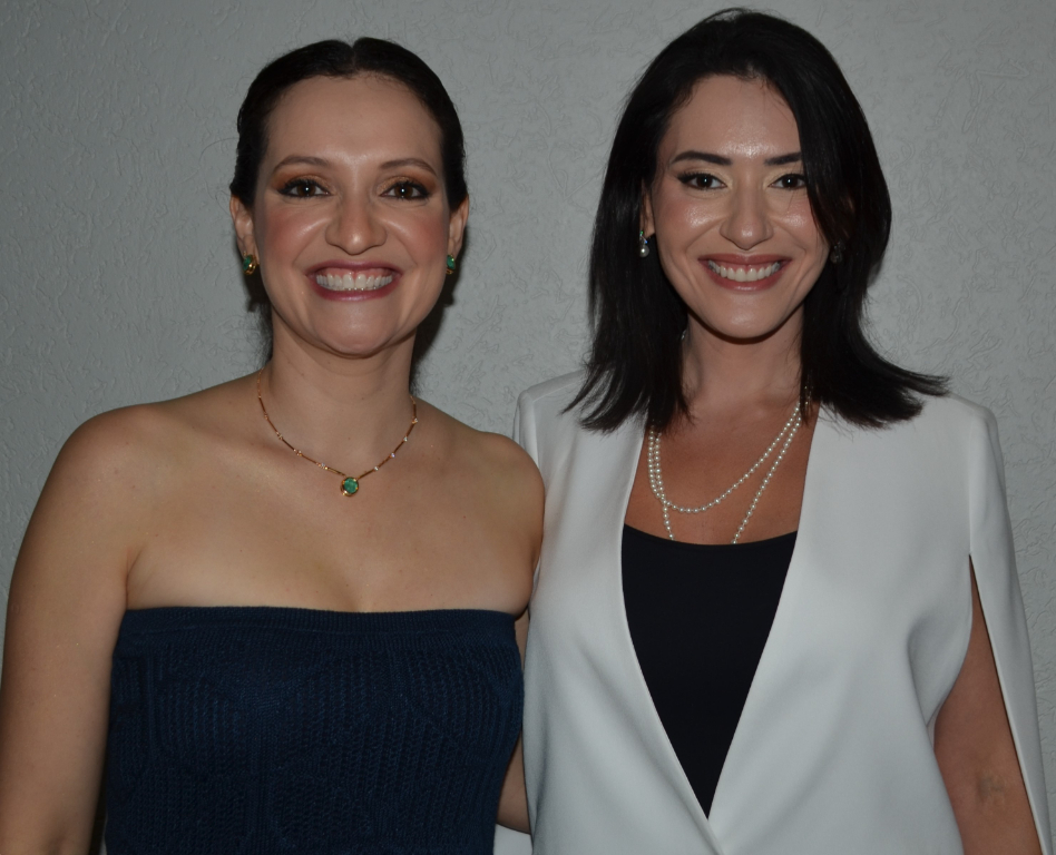 Camila Assi e Claudia Bonfim esbanjando alegria, simpatia e beleza na noite que reuniu grande parte dos comerciantes da cidade, no salão de festas do Firenze Hotel, em celebração aos 78 anos da ACV. 